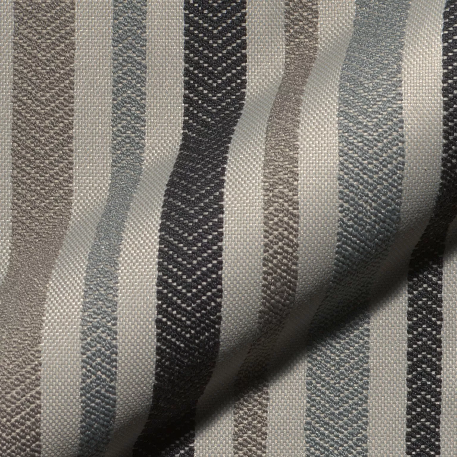 Paradiso Male 427 Hoepke Paradiso Moebelstoff Gestreift Grau Paradiso Male 427 Hoepke Paradiso Moebelstoff Gestreift Grau