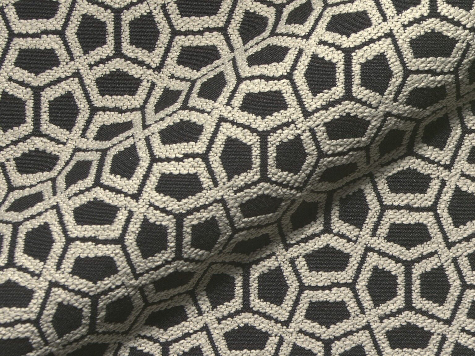 Origami 630 Q2 Moebelbezugsstoff Hoepke Gemustert Beige Schwarz