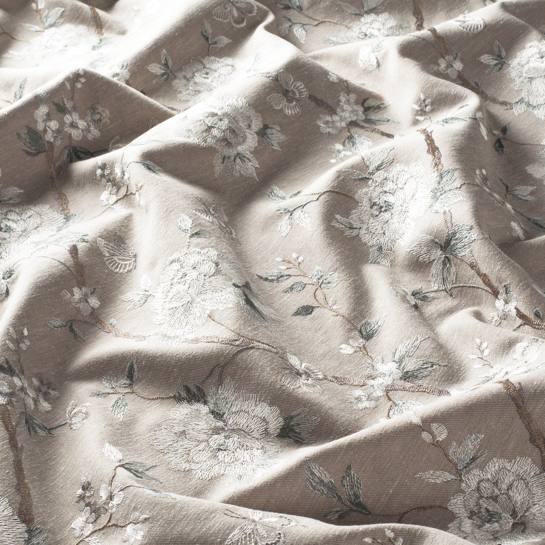 9 7833 020 Bloomsbury Jab Vorhangstoff Meterware Mit Blumenmuster Braun