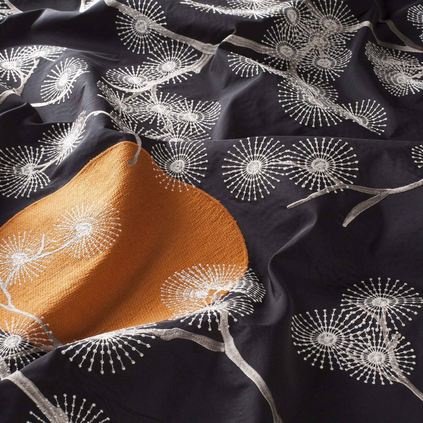 Ja7032 099 Sakai Jab Vorhangstoff Meterware Gemustert Schwarz Orange