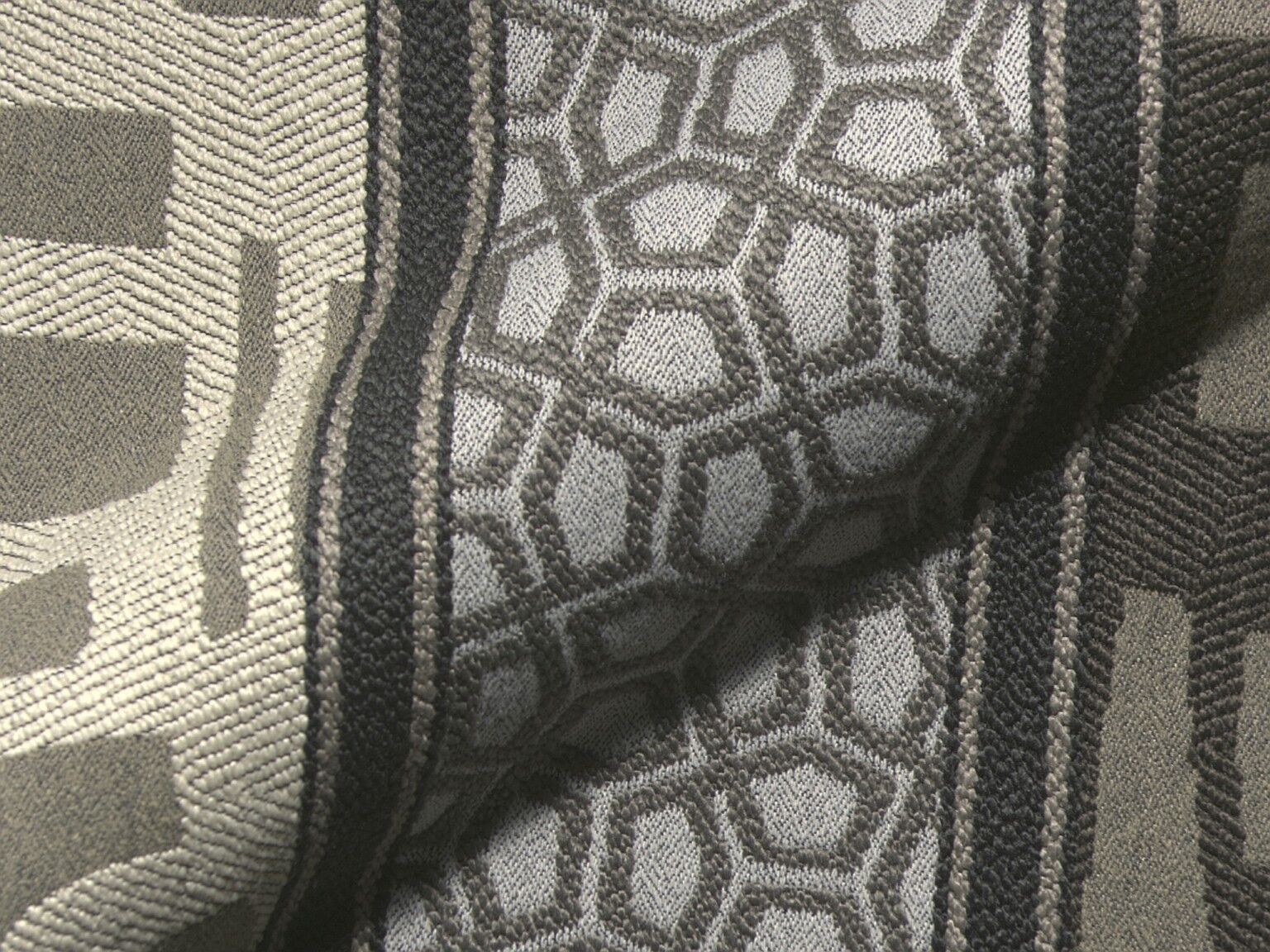 Takao 652q Hoepke Moebelbezugsstoffe Gestreift Beige Schwarz Weiss