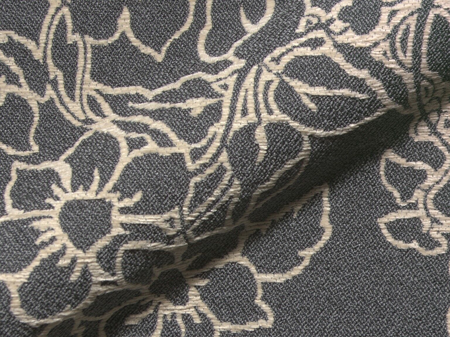 Mali 434 Hoepke Moebelstoff Q2 Polsterstoff Fleckschutz Blumenmuster Grau Beige